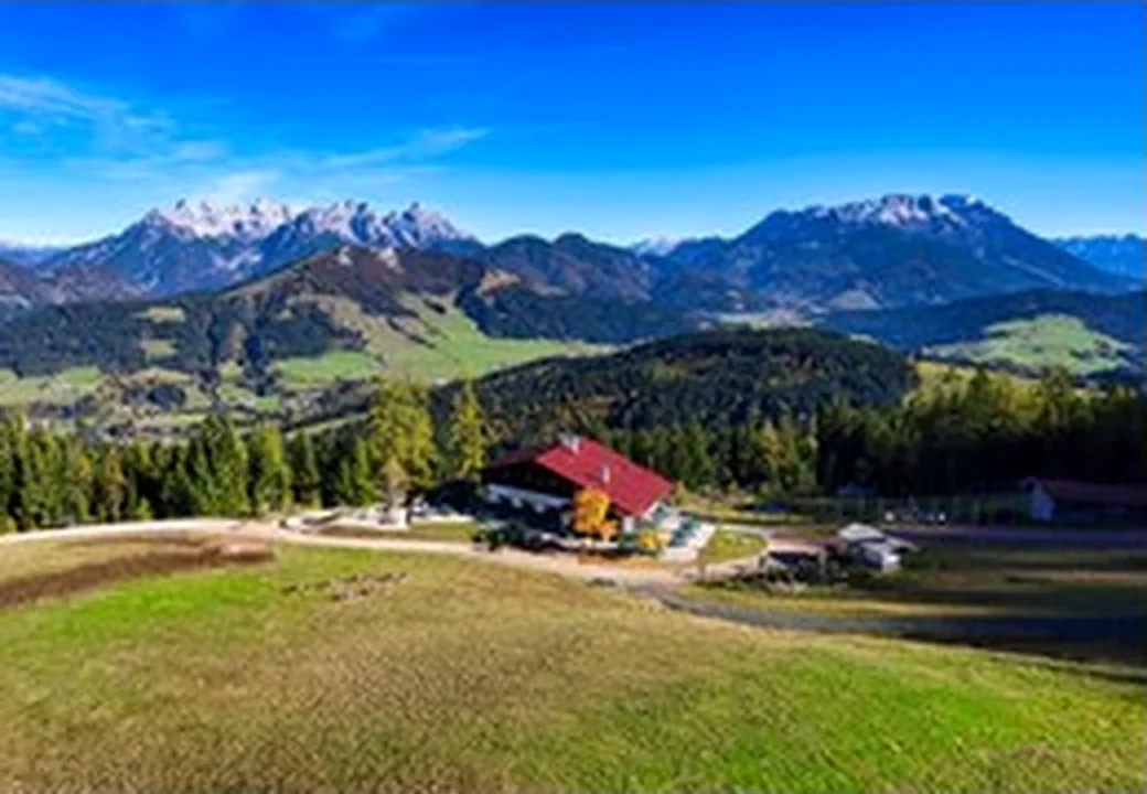Weite österreichische Landschaft mit Siedlung und Bergen