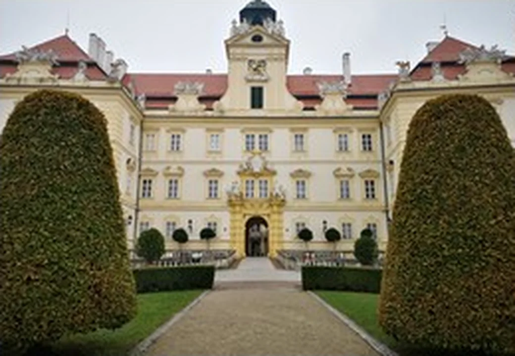 Großzügige Liegenschaft mit Garten und klassischer Architektur